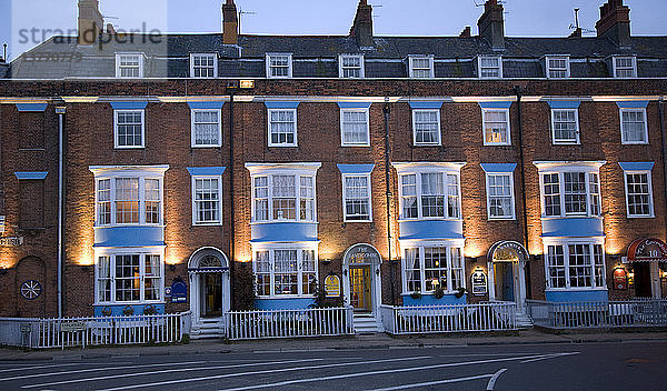 Reihe von Gästehäusern und kleinen Hotels bei Nacht an der Esplanade  Weymouth  Dorset  England