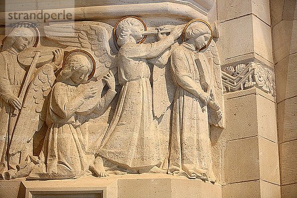 Engel symbolisieren das Leiden mit den Engeln des De profundis und die Freude mit den Engeln des Te Deum  Dormans Kirche  Gedenkstätte des Ersten Weltkriegs.