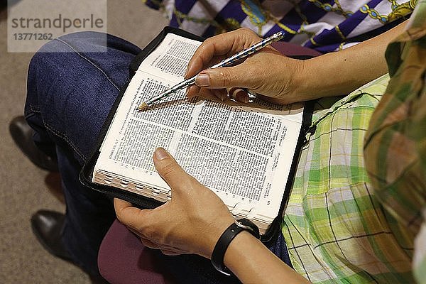 Bibelstudium in einer baptistischen Kirche.