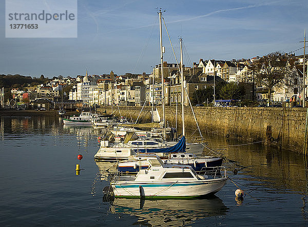 Boote im Hafen und in der Stadt St. Peter Port  Guernsey  Kanalinseln  UK