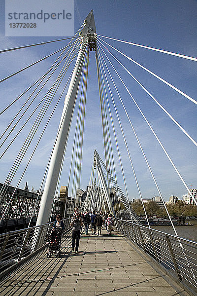 Menschen beim Überqueren der Golden Jubilee Bridge  London