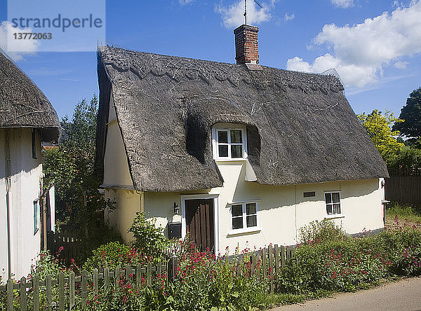 Attraktive reetgedeckte Cottages in dem Dorf Rattlesden  Suffolk  England