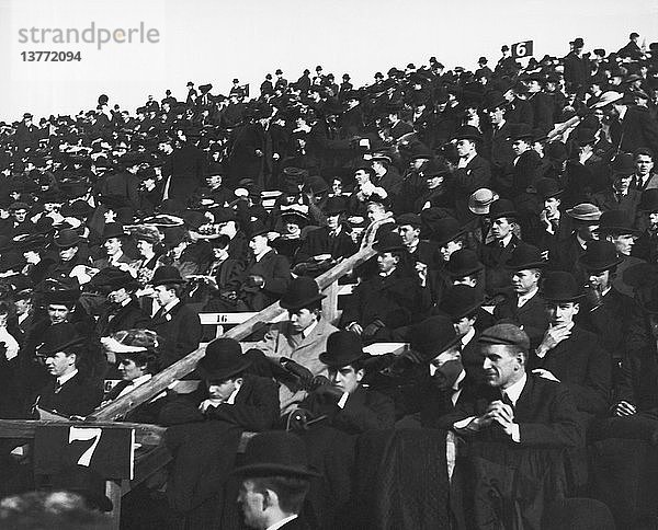 Boston  Massachusetts: 1905 Fußballfans  die das Spiel Harvard-Yale im Harvard Stadium in Allston besuchen.