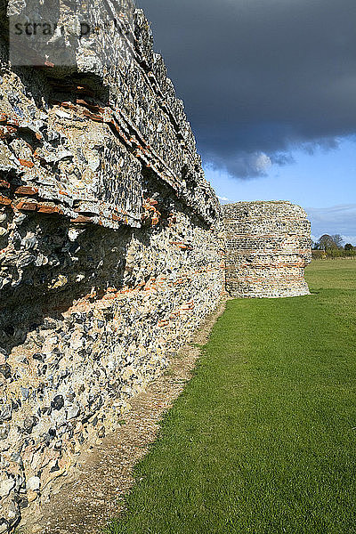 Backsteinmauern eines römischen Kastells  Burgh Castle  Great Yarmouth  Norfolk  England