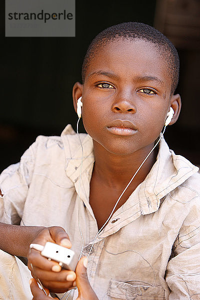 Afrikanischer Junge mit Kopfhörern
