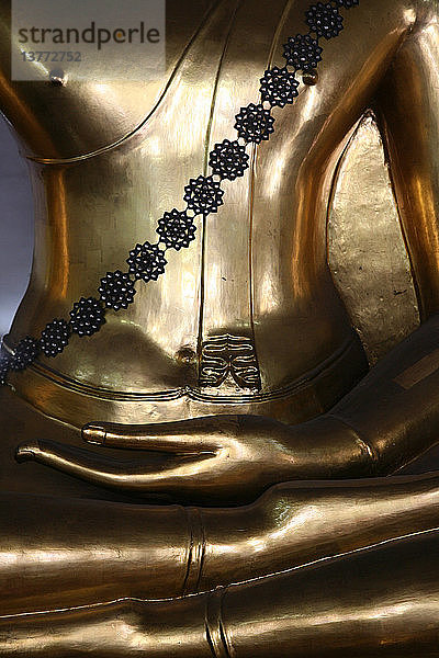 Goldener Buddha im Wat Po  Bangkok