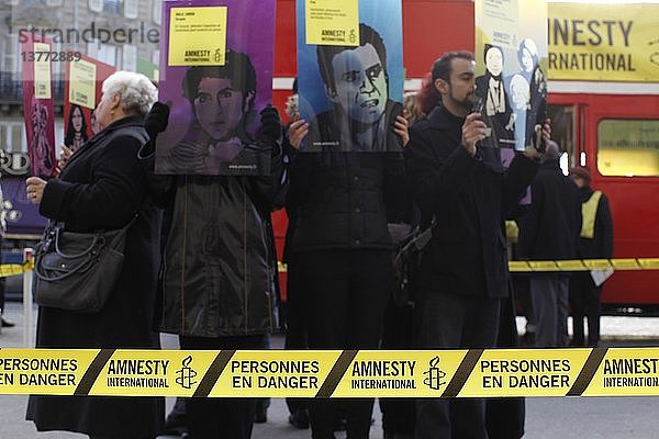 Aktivisten von Amnesty International demonstrieren in Paris  Frankreich