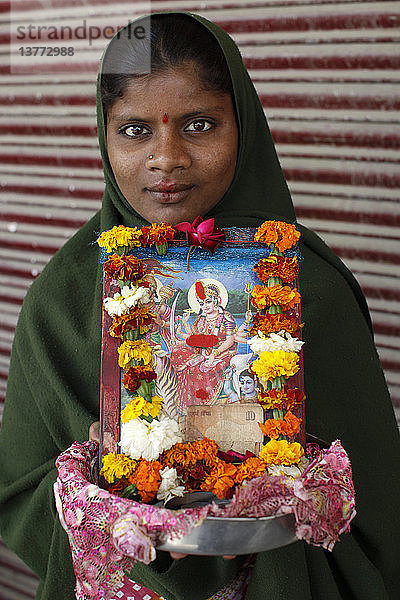 Bettler mit Hindu-Bild und Almosenschale