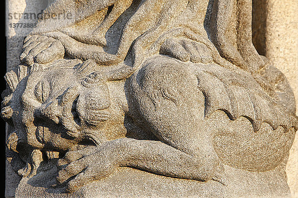 Kathedrale Saint-Corentin  Quimper Skulptur des Westtors Der auferstandene Christus erschlägt den Teufel