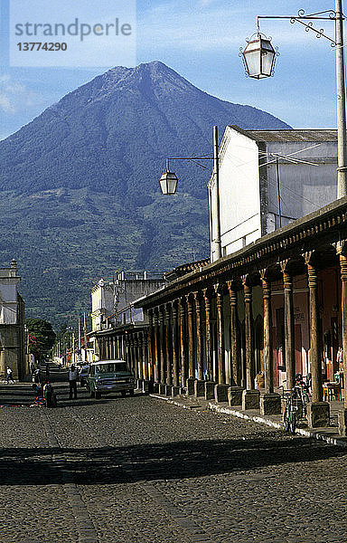 Calle del Arco  Vulkan Agua  Antigua  Guatemala