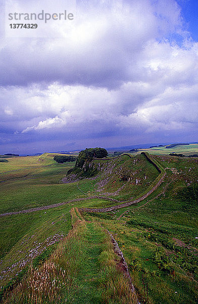 Das widerstandsfähige Gestein der Whin Sill bildet den Steel Rigg  einen Teil des Hadrianswalls  Northumberland  England