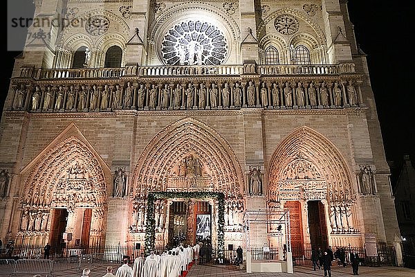 Eröffnungsfeier der Kathedrale Notre-Dame de Paris zum 850-jährigen Jubiläum  Rede von Manuel Valls  Innenminister  Minister für Kultus.