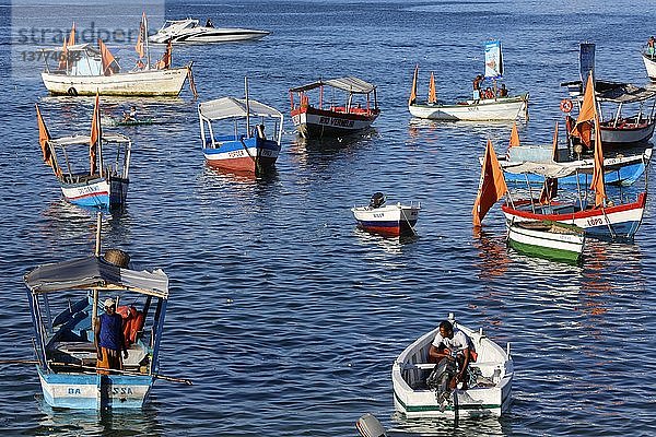Fischerboote auf See während des Iemanja-Festes am Strand von Rio Vermelho.