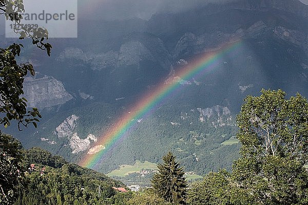 Regenbogen in den französischen Alpen  Frankreich.