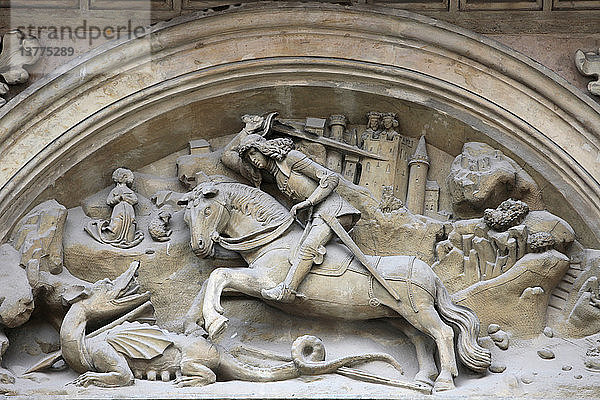 Skulptur  die Saint-George beim Töten des Drachens darstellt.