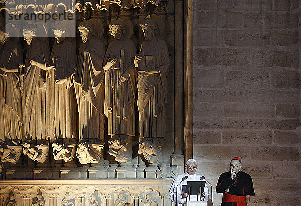 Ansprache von Papst Benedikt XVI. an die Jugendlichen auf dem Platz der Kathedrale Notre-Dame in Paris. '