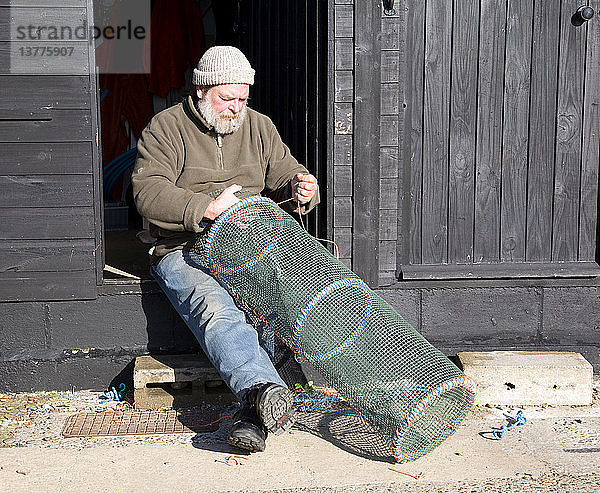 Fischer beim Flicken eines Hummerkastens  Aldeburgh  Suffolk  England