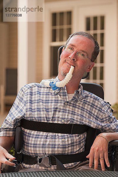 Mann mit Duchenne-Muskeldystrophie mit einem Beatmungsgerät