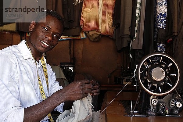 Allan Oduru eröffnete sein Geschäft mit einem Kredit von 25.000 KS von Opportunity microfinance  Kenia