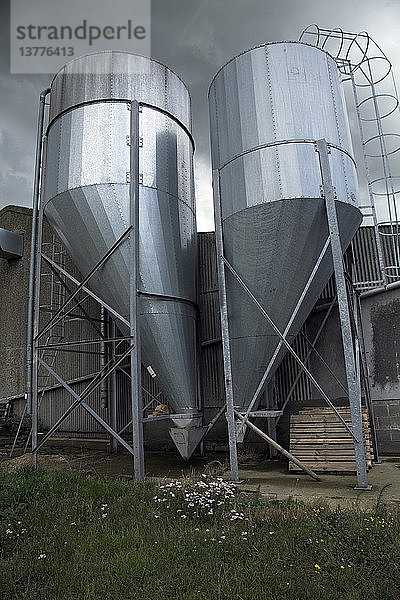 Getreidesilos aus Stahl  Suffolk  England