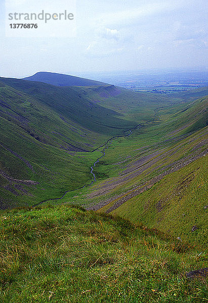 High Cup Nick ist ein klassisches Beispiel für ein U-förmiges Gletschertal  in der Nähe von Dufton  Cumbria  England