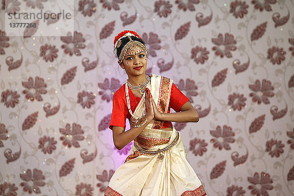 Tänzerin beim Janmashtami-Fest im ISKCON-Tempel Bhaktivedanta Manor (Hare Krishna)