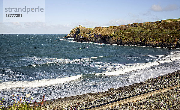 Wellenbrecher am Strand von Abereiddy  Pembrokeshire  Wales