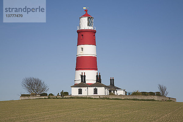 Rot-weiß gestreifter Leuchtturm von Happisburgh  Norfolk  England