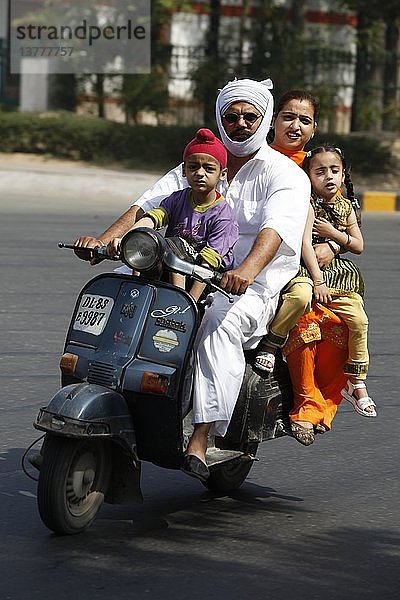 Sikh-Familie auf einem Motorroller  Delhi  Indien.