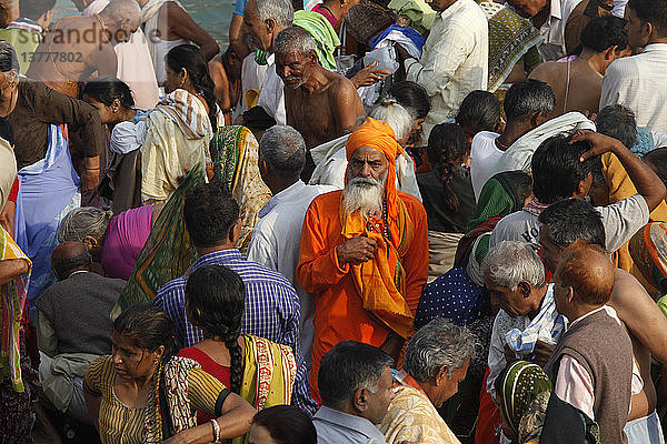 Tausende von Gläubigen und heiligen Männern kommen in Haridwar zusammen  um anlässlich des ´Navsamvatsar´  einem hinduistischen Feiertag  der während des Maha Kumbh Mela Festivals stattfindet  ein Bad im Fluss Ganges zu nehmen. '