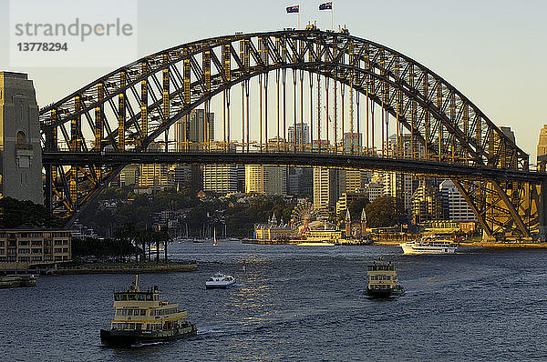 Sydney Harbor Bridge mit Luna Park und Milsons Point  Sydney  New South Wales  Australien