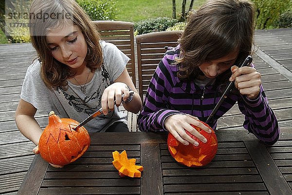 Mädchen bereiten Kürbisse für Halloween vor  Frankreich