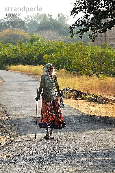 Rajasthanische Frau  die an einer Straße um Geld bettelt.
