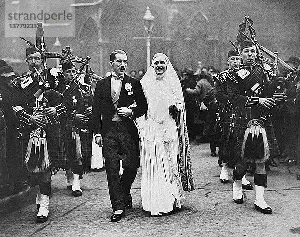 England: um 1930 Braut und Bräutigam werden von einem Dudelsack-Ensemble begleitet.