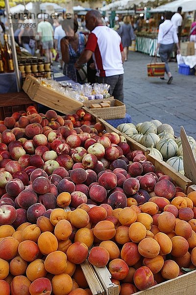 Markt in Uzes  Uzes  Frankreich.