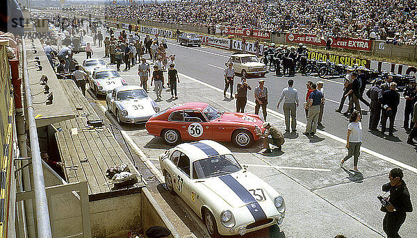 24-Stunden-Rennen von Le Mans  11. Juni 1961. Wagen Nr. 37  Robert Buchet/Pierre Monneret  Porsche 356B Carrera Abarth GTL  schied aus  und Wagen Nr. 36  Herbert Linge/Ben Pon  Porsche 356B Carrera Abarth GTL  wurde 10.