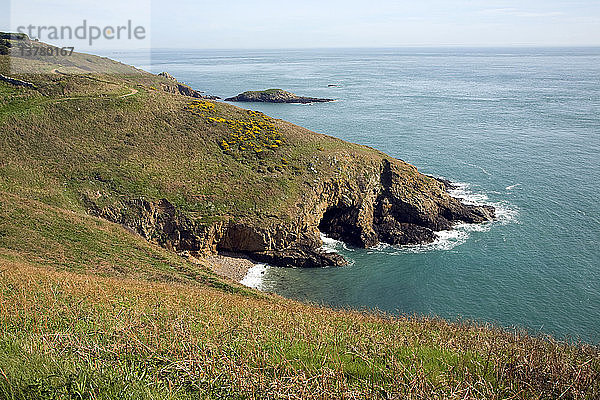 Küstenlandschaften an der Südküste der Insel Herm  Kanalinseln  Großbritannien