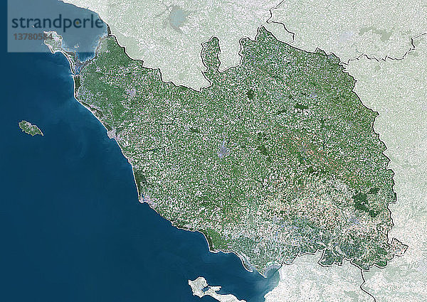Satellitenbild des Departements Vendee  Frankreich. Es grenzt im Westen an den Atlantik und umfasst die Inseln Ile d´Yeu und Noirmoutier. Dieses Bild wurde aus Daten zusammengestellt  die von den Satelliten LANDSAT 5 und 7 erfasst wurden.