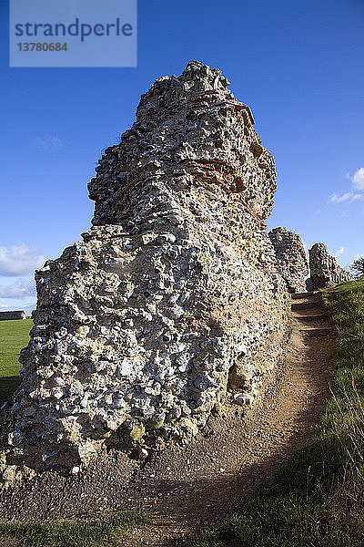 Backsteinmauern eines römischen Kastells  Burgh Castle  Great Yarmouth  Norfolk  England