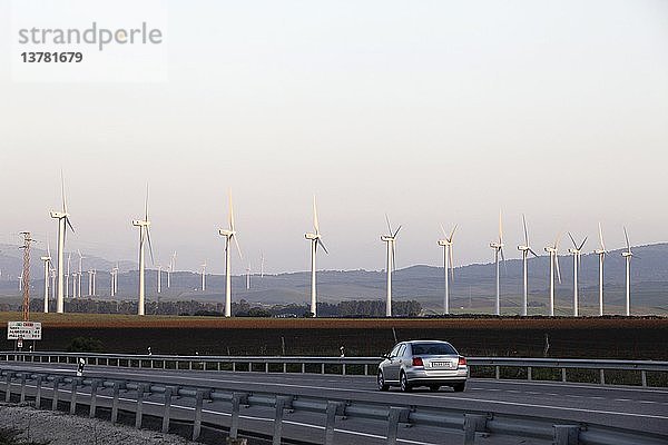 Landstraße und Windmühlen  Spanien.