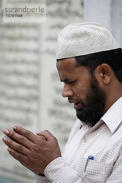 Muslime beten im Nizamuddin Dargah Komplex.
