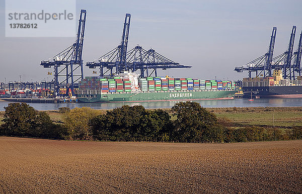 Containerschiff und Kräne im Hafen von Felistowe  von der anderen Seite des Flusses Orwell bei Shotley  Suffolk  England aus gesehen