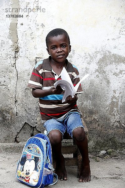 Afrikanischer Junge macht seine Hausaufgaben.