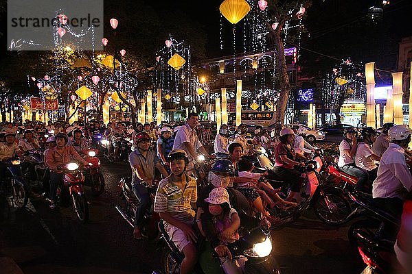 Rush Hour Moped Pendler Crowding Street  Vietnam