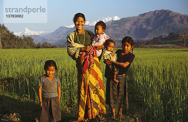 Dan Shiri und Familie Dorf Tarkughat  Gandaki Zone  Nepal