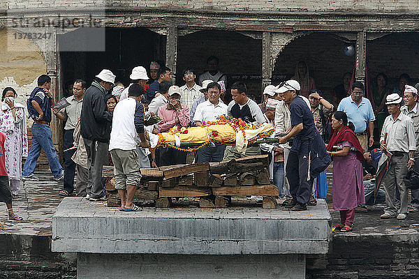 Einäscherung am Ghat des Bagmati-Flusses