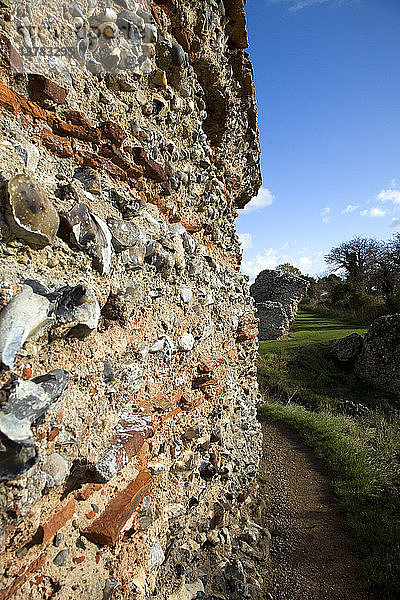 Backsteinmauern eines römischen Kastells  Burgh Castle  Great Yarmouth  Norfolk  England