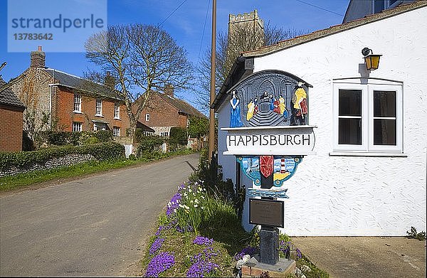 Dorfschild und Häuser  Happisburgh  Norfolk  England