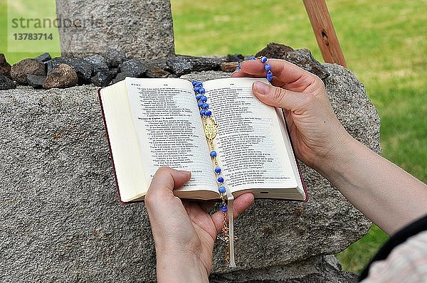 Jakobspilger  der auf dem Jakobsweg die Bibel liest und einen Rosenkranz hält  christlicher Pilgerweg  Saint-Jacques-de-Compostelle.