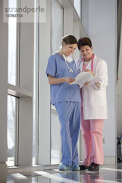 Zwei Krankenschwestern sehen sich Patientenakten an
